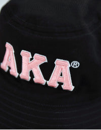 AKA REVERSIBLE BUCKET HAT BLACK & PINK